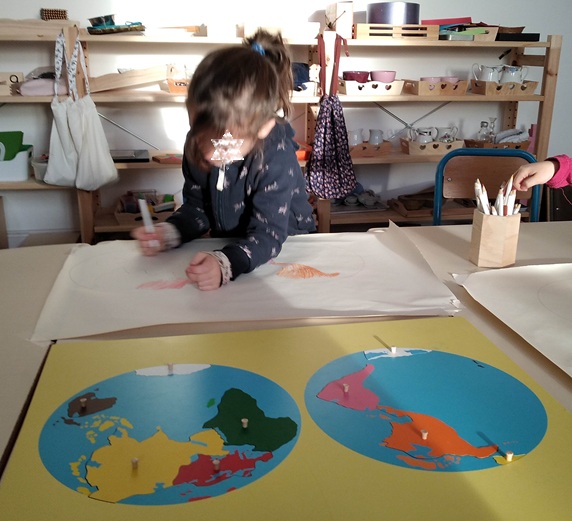 apprendre le monde en manipulant matériel Montessori école alternative Longages