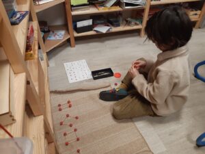 enfant CP manipulation solides