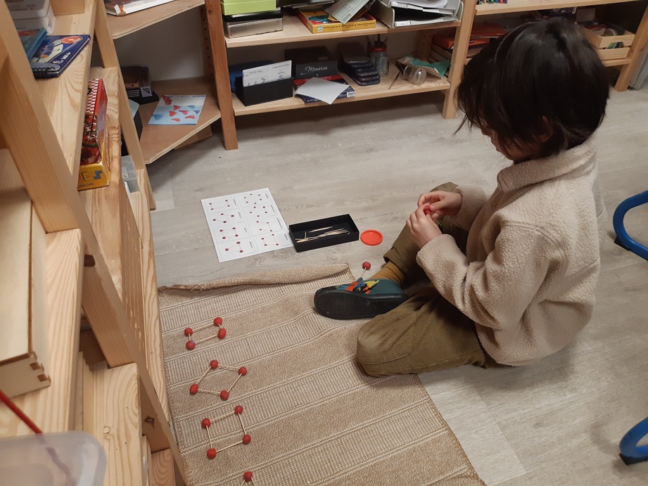 enfant CP manipulation solides