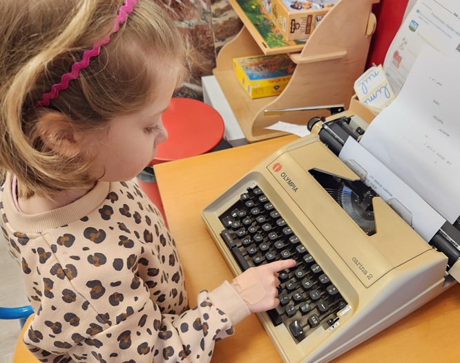 enfant tapant machine à écrire